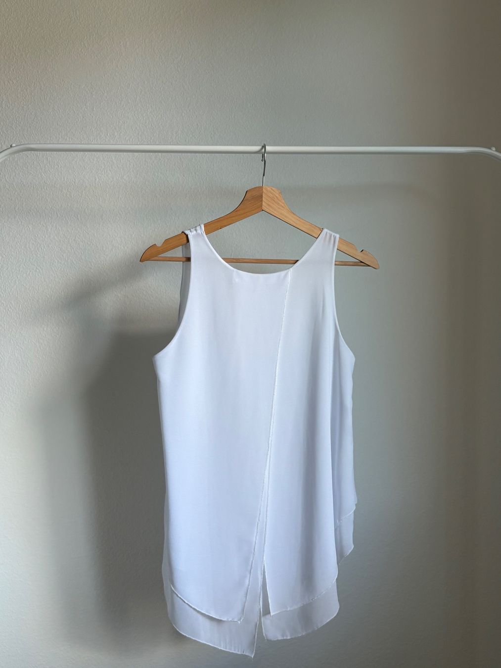 Camicette, T-shirt & Top: Weisses Unterhemd mit Schlitz am Rücken – Usato da Zürich venduto da bbbggg 1