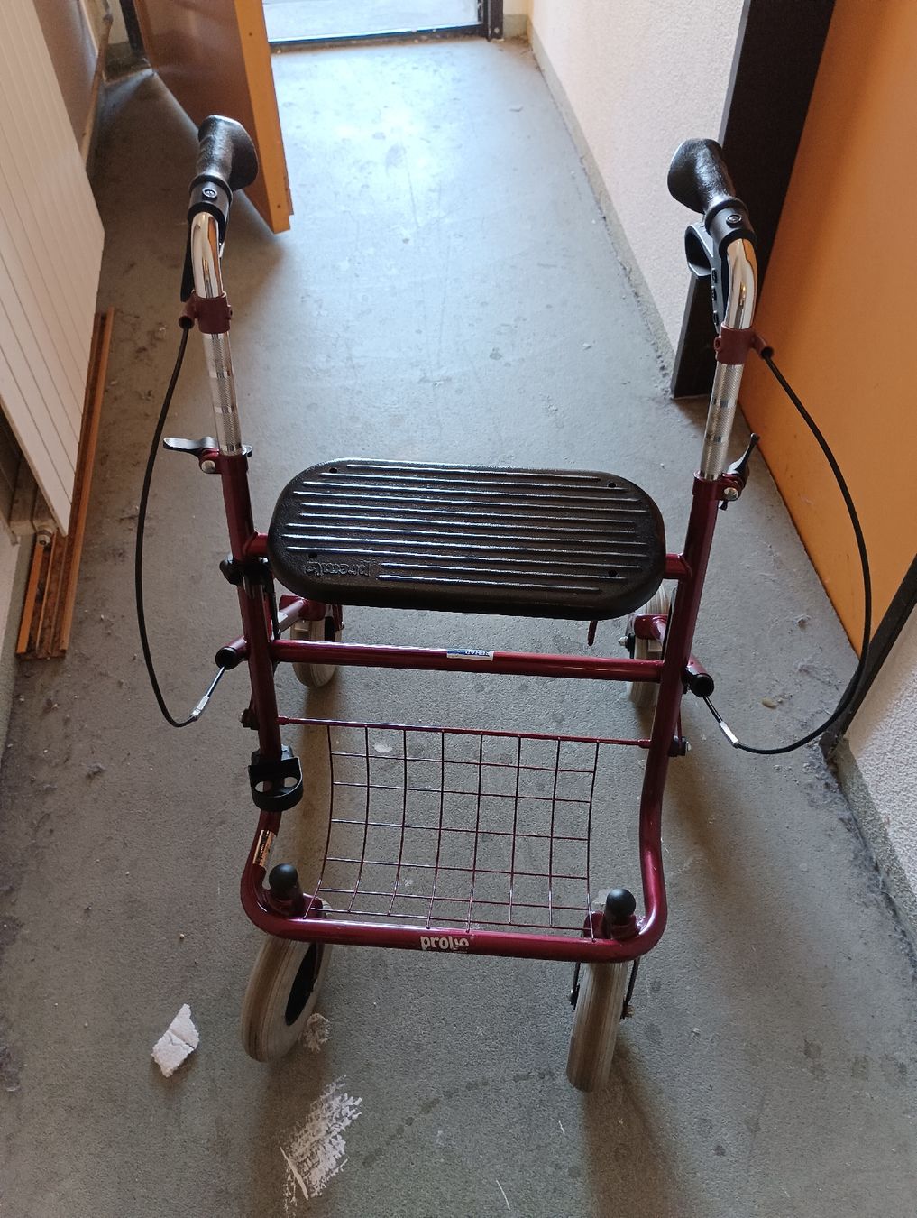 Ausili per la deambulazione: Crimson Rollator Walker with Seat & Basket - Great Condition – Usato da Dietikon venduto da isa_pz9m 4