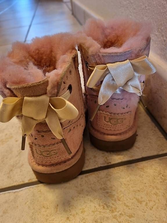 Chaussures filles: Winterschuhe UGG – D'occasion à Horw par arco35 2