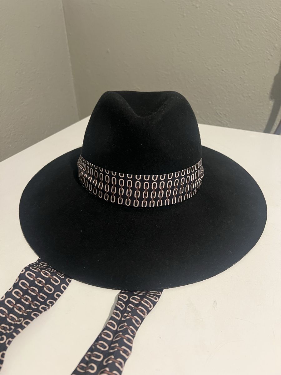 Zara Copricapi, berretti & cappellini: Schicker schwarzer Hut von Zara mit Band – Nuovo (secondo la descrizione) da Zürich venduto da sellingmystuff1