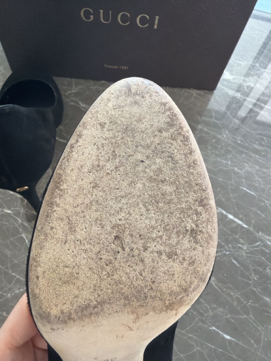 Gucci Damenschuhe: Gucci Pumps aus Wildleder, 38.5, Schwarz – Gebraucht aus Chur von kri_b5xv 4