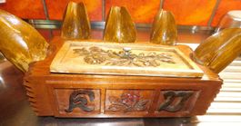 Pfeiffenhalter mit Tabakdose, geschnitzt, 43 x 23 cm