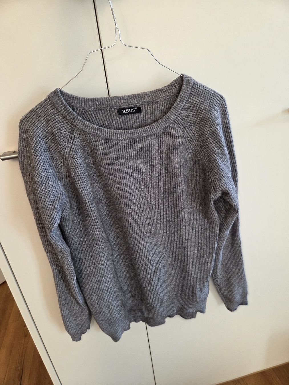 Maglioni & Felpe: Grauer Strickpullover von KEUS, Grösse S/M, Top Zustand – Nuovo (secondo la descrizione) da Luzern venduto da Sherry56