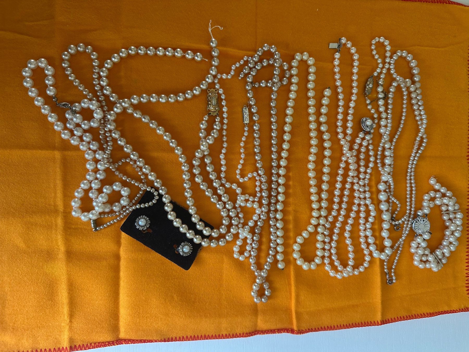 Perles (synthétiques): Konvolut defekte Perlenketten – D'occasion à St.Gallen par sangi56 1