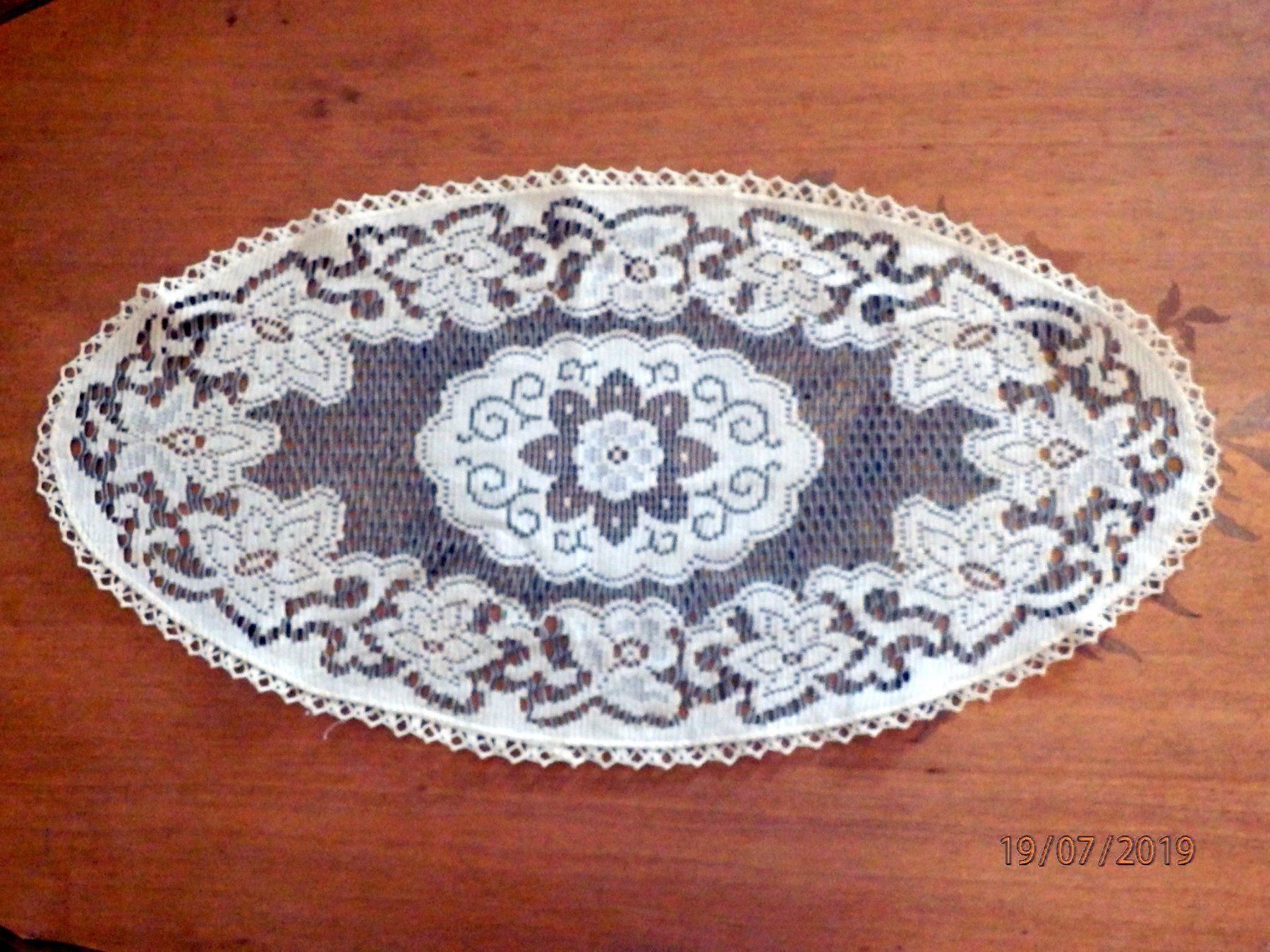 Untersetzer: 5 Deckchen, Tischläufer, Untersetzer, gehäkelt/gestrickt – Gebraucht aus Ueberstorf von dinbau 1