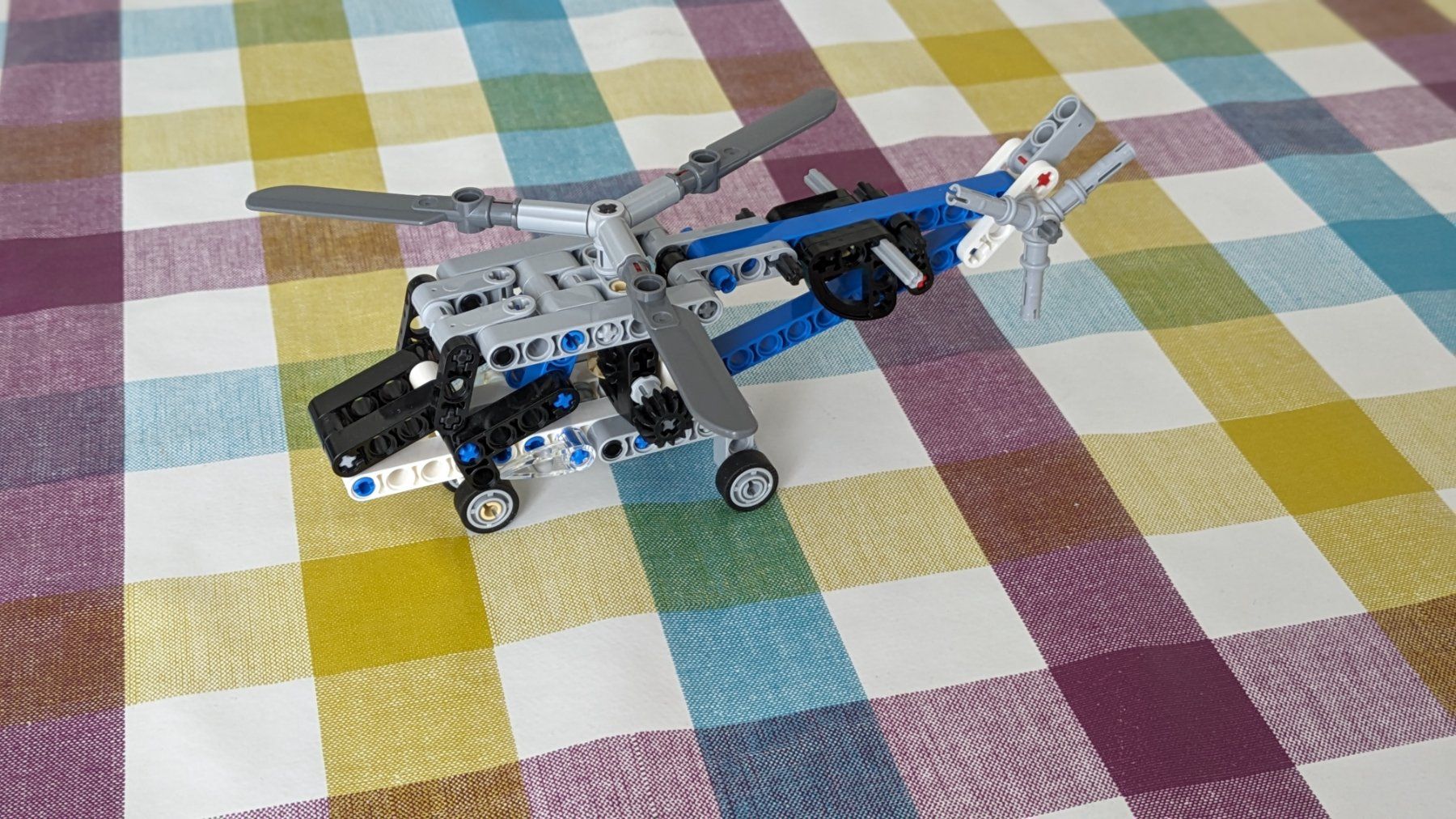 Technics Kit di costruzioni: LEGO Technic 42020 - Doppelrotor-Hubschrauber – Usato da Staufen venduto da Fleby84