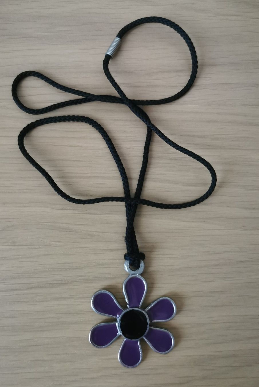 Ketten: Kette mit Blumenanhänger lila-schwarz – Gebraucht aus Birsfelden von dsc_f8gx