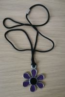 Kette mit Blumenanhänger lila-schwarz