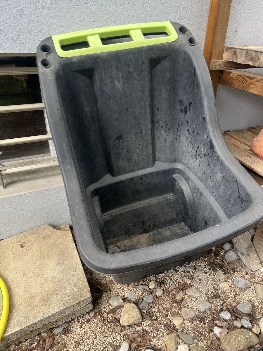 Carriole: Brouette de jardin – Usato da Corcelles-Payerne venduto da jp6_5nss 1