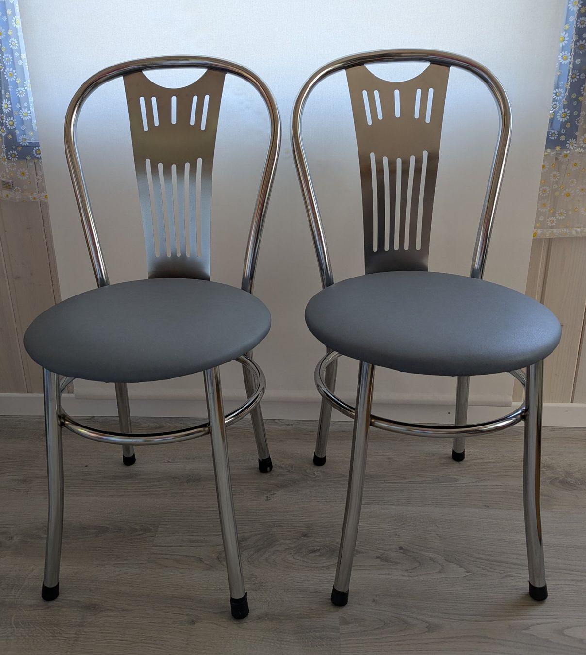 Stühle: 2 Metallstühle verchromt, blauer Sitzbezug – Gebraucht aus Goldingen von YouAreMySunshine