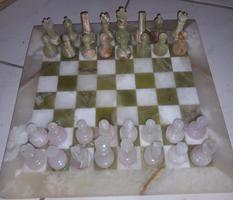 SCHACHFIGUREN UND SCHACHBRETT