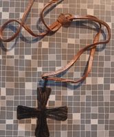 Kreuzanhänger mit Lederband gebraucht