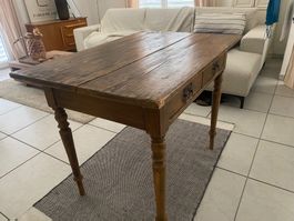 urchiger alter Tisch mit 2 Schubladen