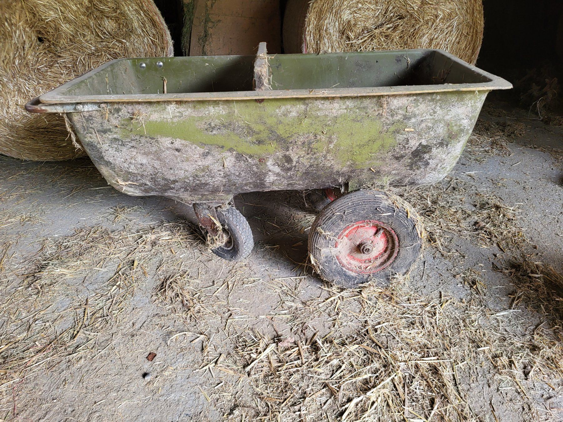 Schubkarren: Futterwagen grün gebraucht mit zwei Rädern – Gebraucht aus Konolfingen von Chrigu030