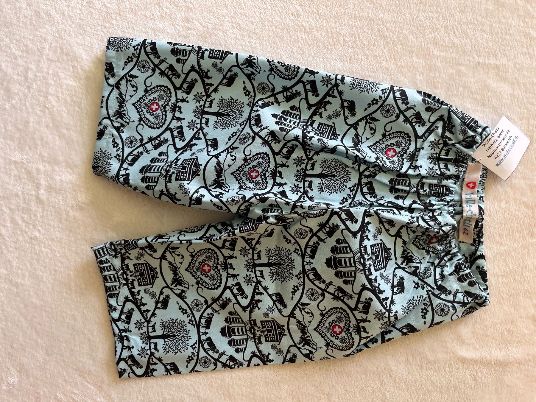 Pantaloni: 1 Kinderhose selbst genäht – Nuovo e nell'imballaggio originale da Büsserach venduto da bor_s88m