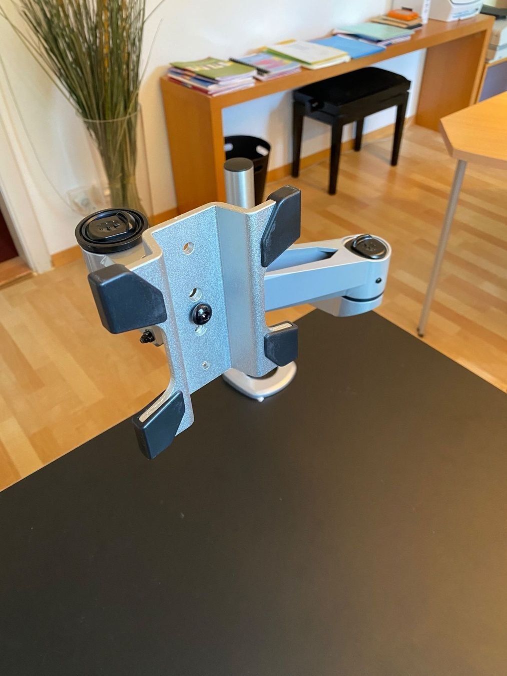 Staffa per monitor: Support de table Professional pour écran – Usato da Le Vaud venduto da No-Nick-Name 2