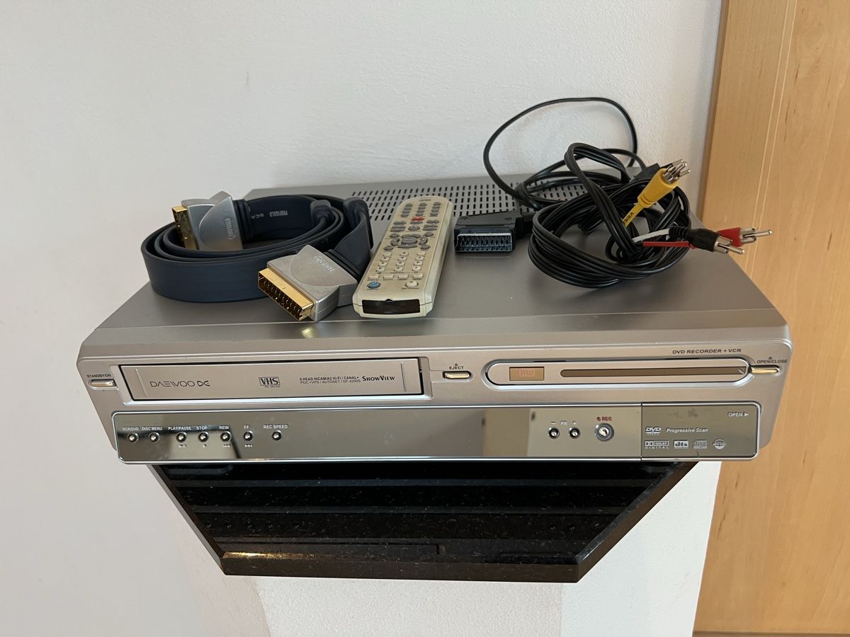 Daewoo Registratori: Daewoo DVD/VHS-Player, Silber, Inkl. Kabel – Usato da Schongau venduto da Retro_Shop