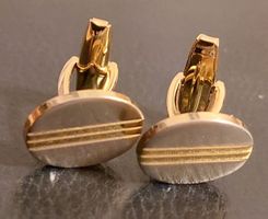 Ein Paar antike Manschettenknöpfe in Gold Optik