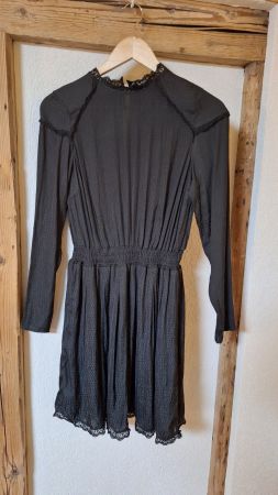 Schwarzes Kleid mit Spitzendetails Gr. 36