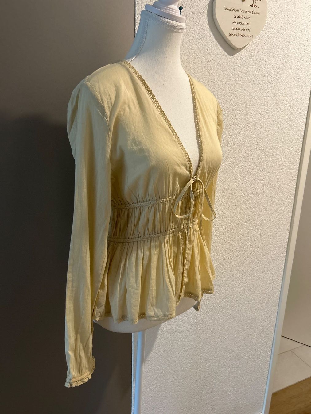 Zara Blusen: Damenbluse langarm hellbeige von Zara Grösse XS – Gebraucht aus Brunnen von Nala2929 2