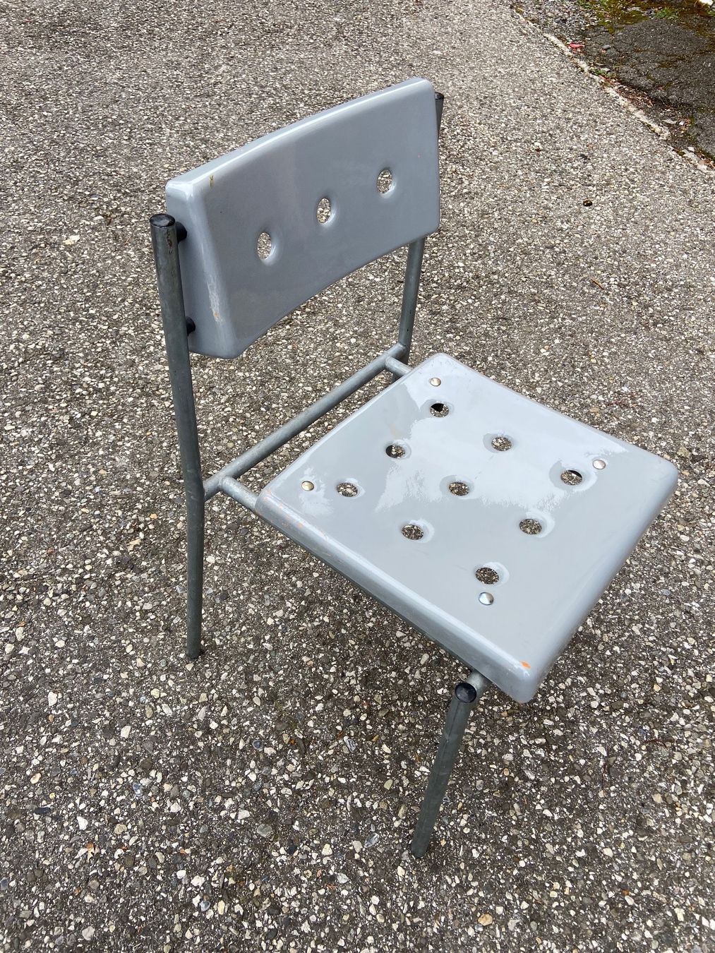 Stella Stühle: 5 chaises de jardin Stella grises – Gebraucht aus Lausanne von Plein-de-styles 1