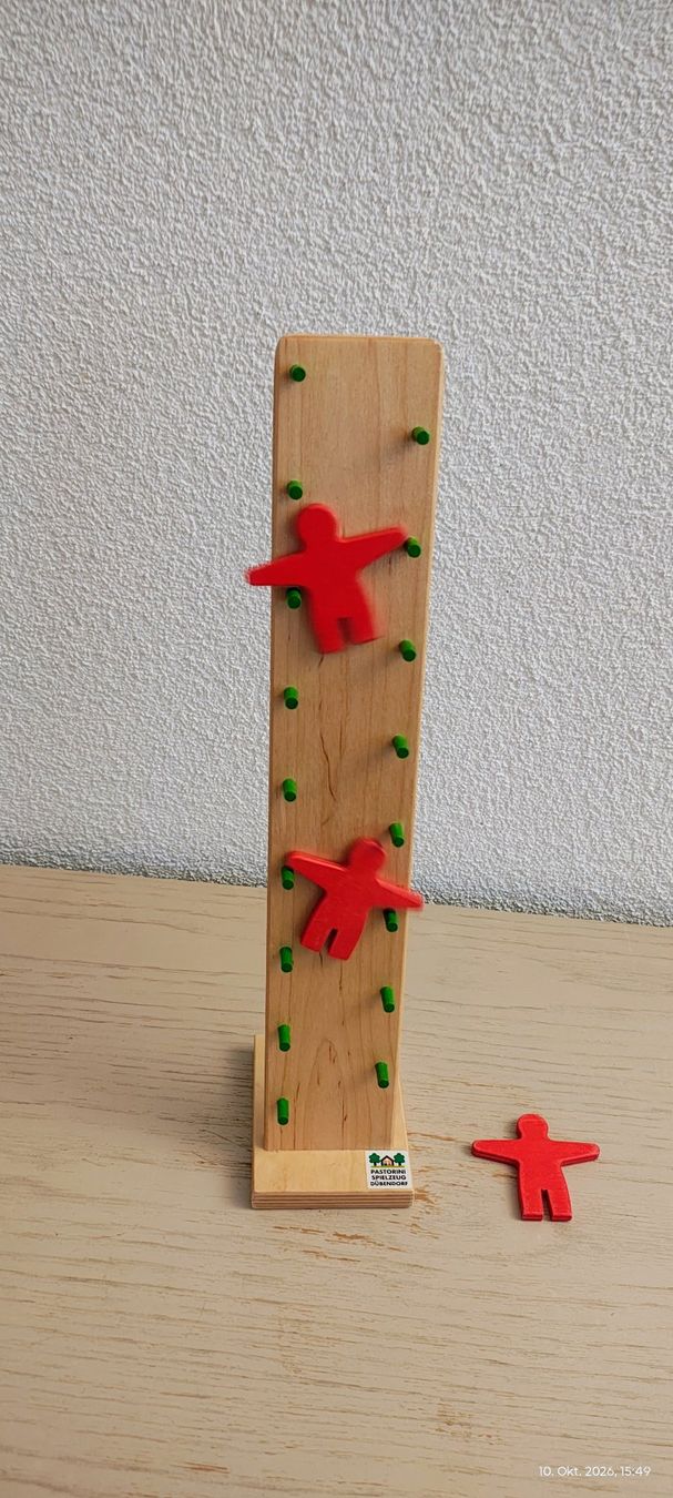 Spielzeuge: Klabastermännchen mit roter Figur – Gebraucht aus Bülach von Surbetone