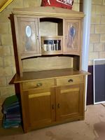 Alter antiker Schrank