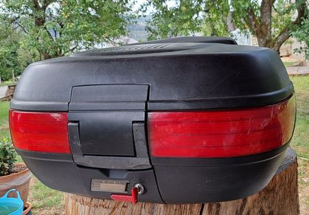 Topcase usagé mais fonctionnel (47 litres).