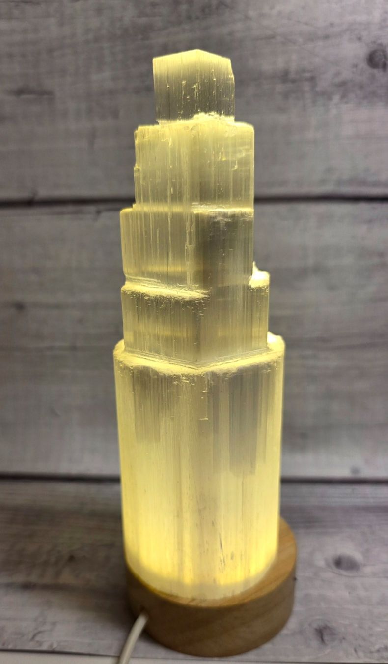 Minerali & Pietre curative: Selenit Turm auf Lichtstand 475g – Nuovo e nell'imballaggio originale da Matzingen venduto da Shay_Crystalz 1