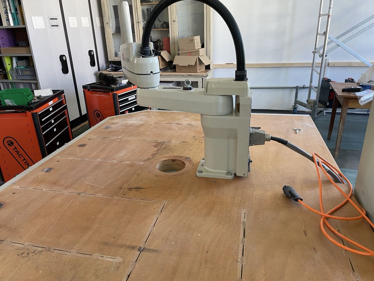 Tutte le macchine: Adept Scara Roboter inkl. Steuerung – Usato da Sirnach venduto da Deruhrmacher