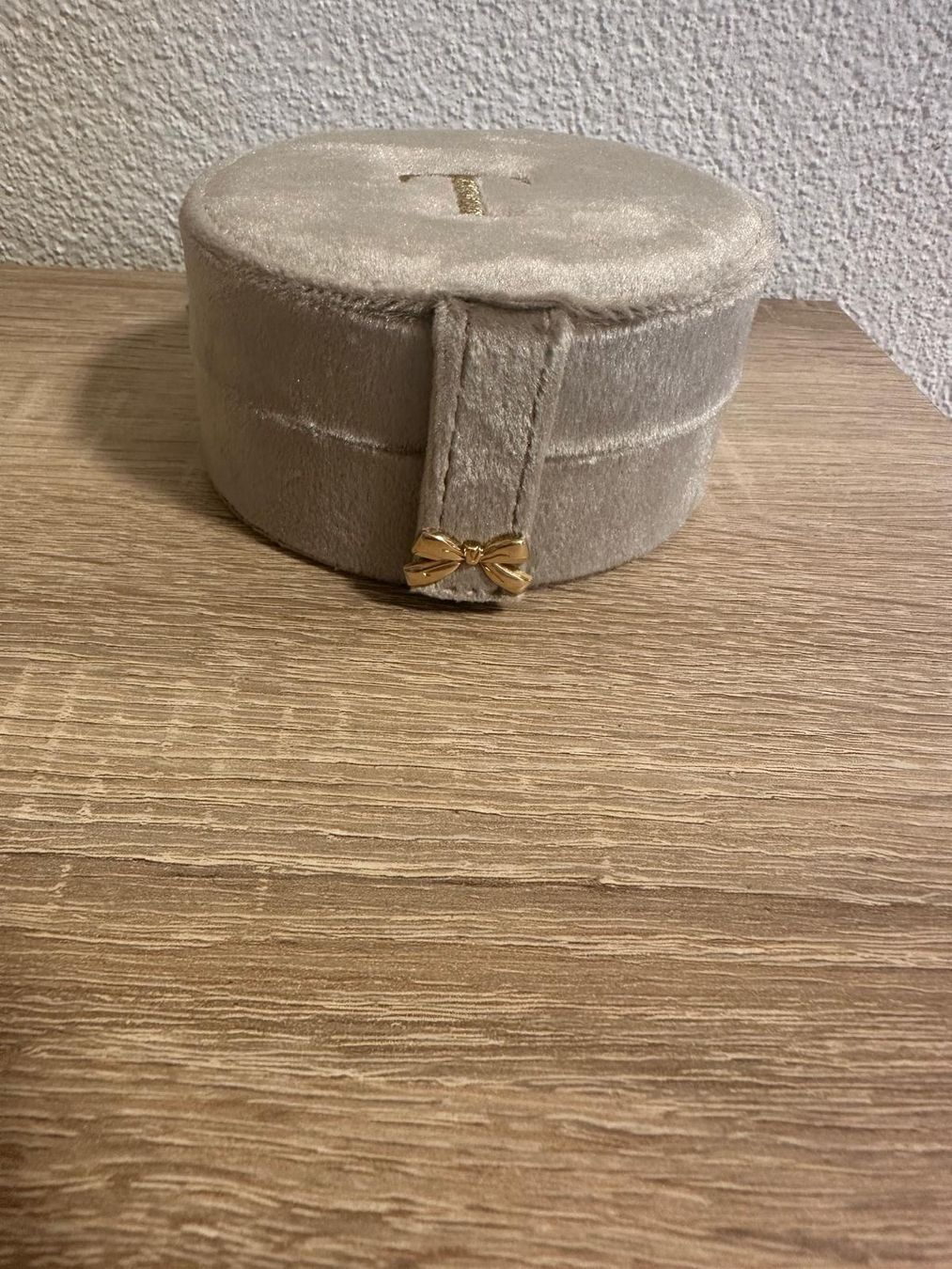 Coffrets à bijoux: Samt Schmuckkästchen mit goldenem T – Neuf avec emballage d'origine à Zürich par TG014 1