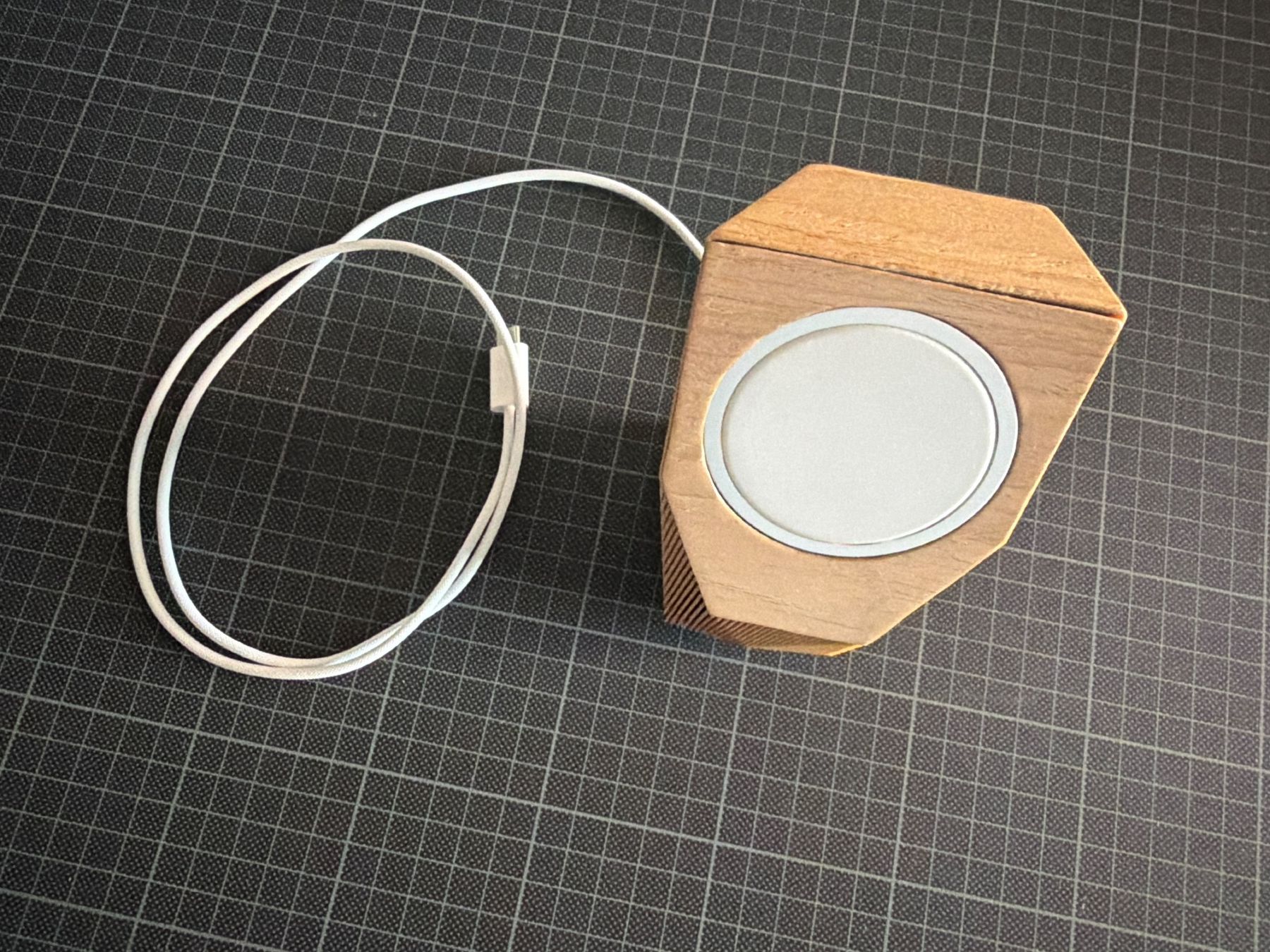 Ladegeräte: Support chargeur MagSafe bois design pour iPhone – Gebraucht aus Les Avanchets von ovnifou 1
