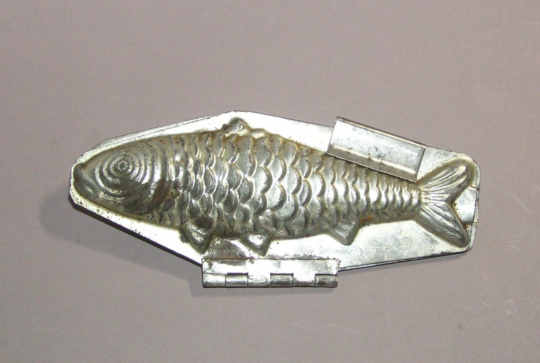 Teglie da forno: ALTE FISCH SCHOKOLADENFORM GIESSFORM – Usato da Grenchen venduto da Antique-hunter 1