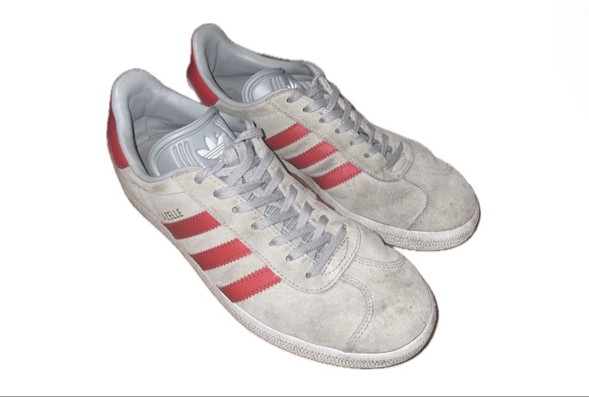 Adidas Scarpe da uomo: Graue Adidas Sneaker mit roten Streifen – Nuovo (secondo la descrizione) da Winterthur venduto da lil_586p