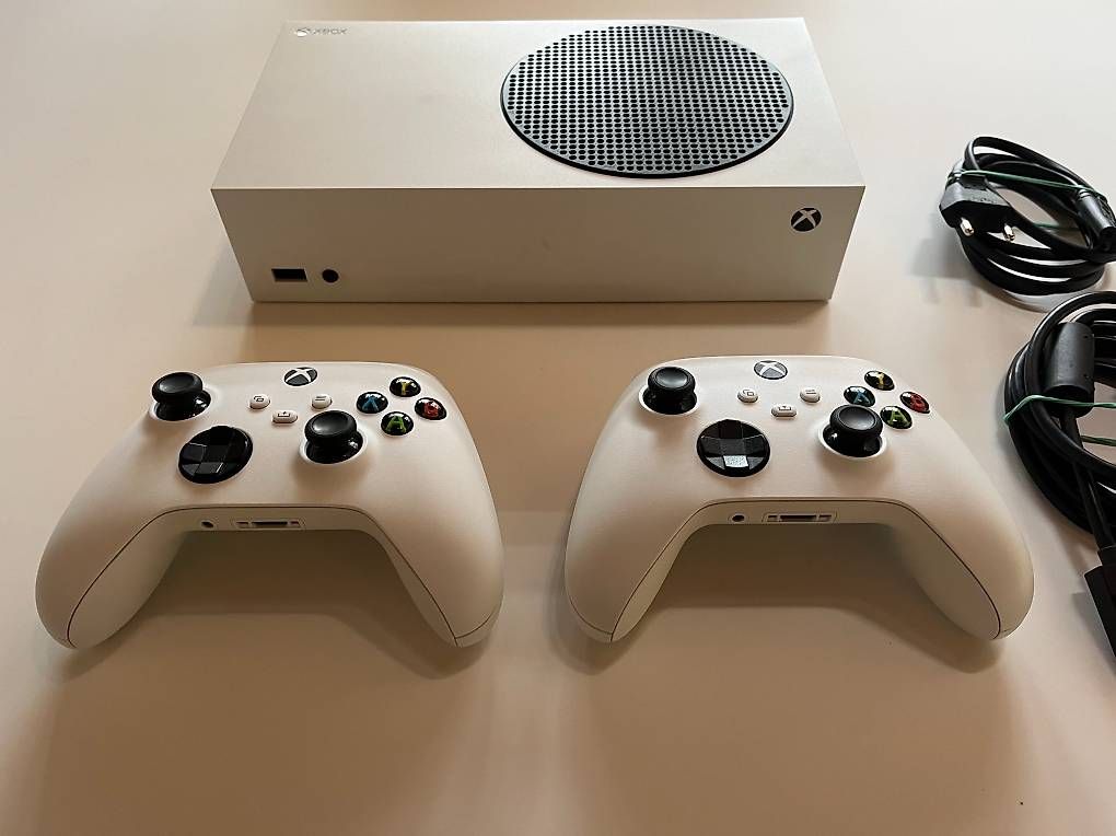 Microsoft Consoles: XBOX Series S Konsole mit 2 Controllern – D'occasion à Aadorf par philytastic 1