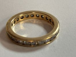 Goldring mit 750er Gold, mit weissen Steinen