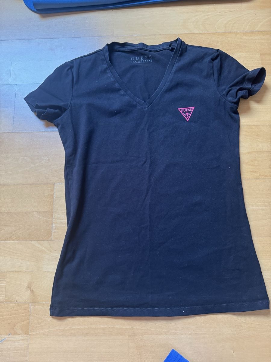 T-Shirts: Guess T-Shirt schwarz  – Gebraucht aus Bettlach von valishop