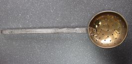 Alte Lochkelle/Schöpfkelle aus Messing, Eisenstiel lackiert