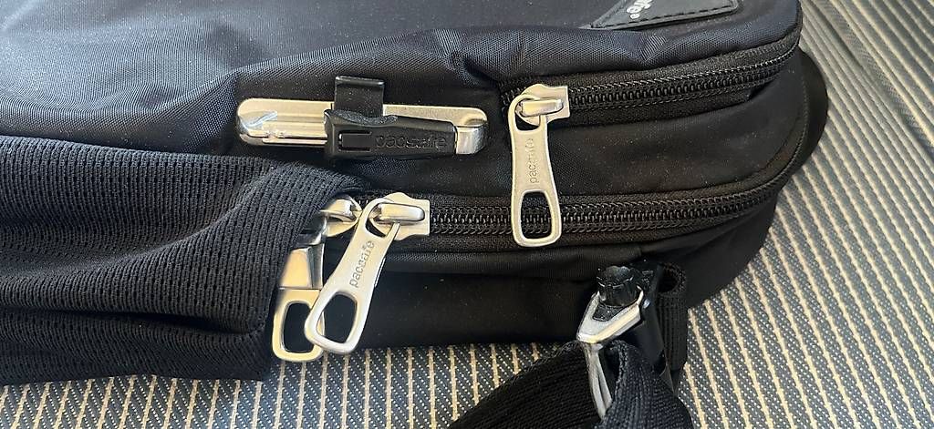 Pacsafe Sacs: Umhängetasche Pacsafe Schwarz – D'occasion à Urdorf par Resumasa 2