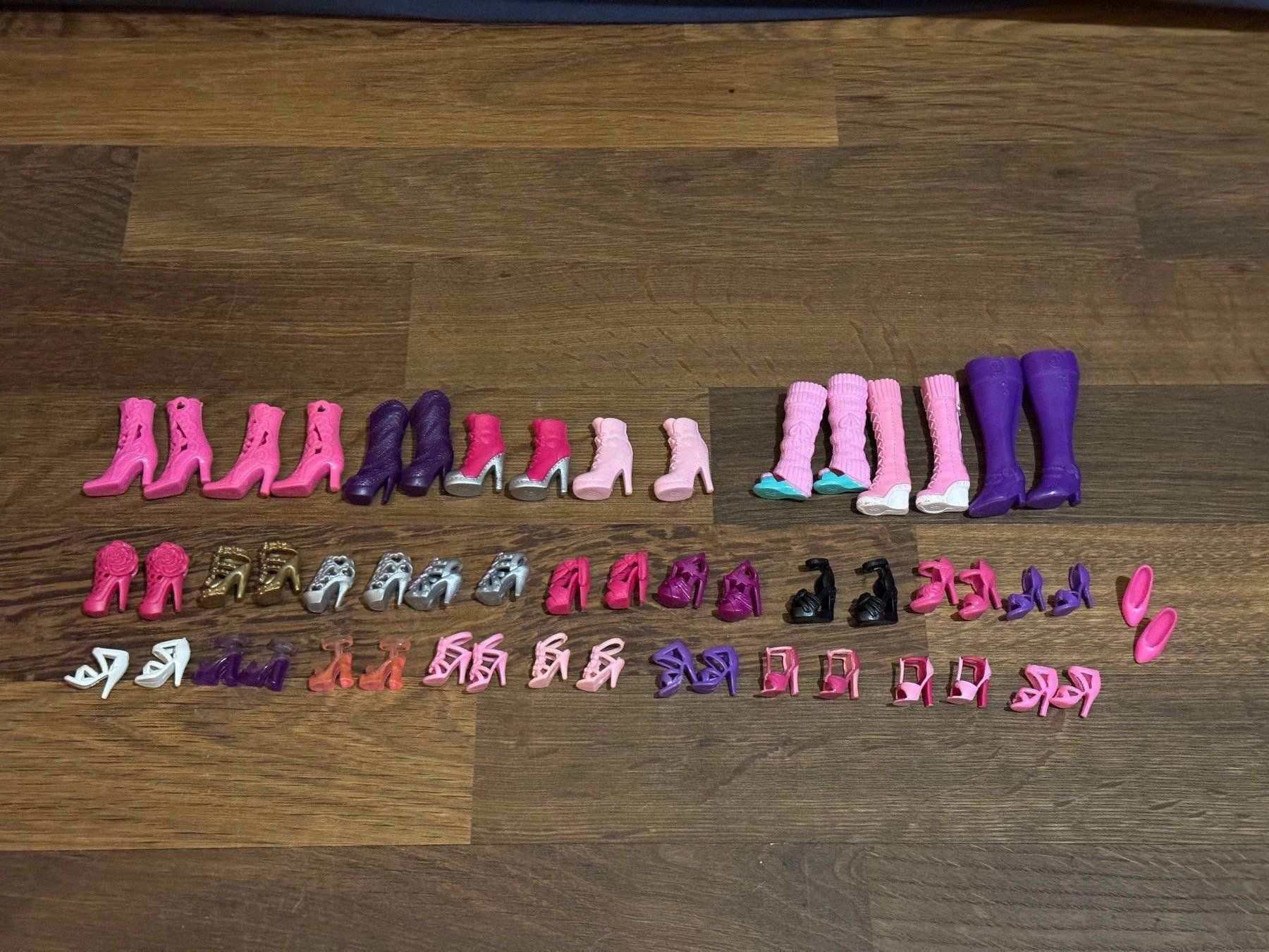 Puppen: Barbies mit Kleidern und Acessoires – Gebraucht aus Würenlos von  1