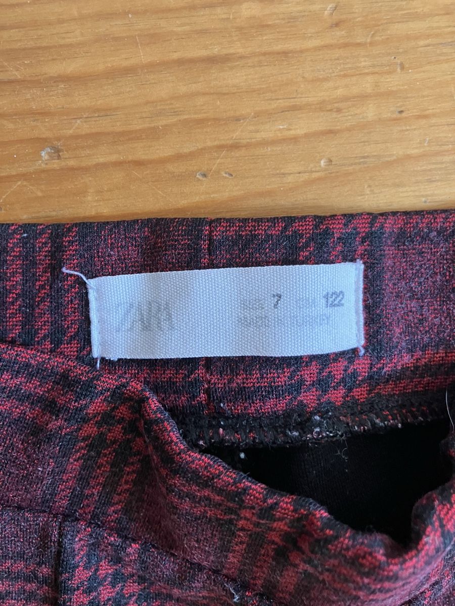 Zara Pantaloni: Pantalon rouge et noir – Usato da Sion venduto da edelweissse 1