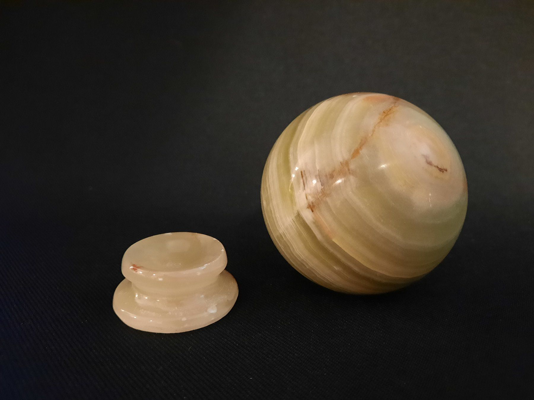 Minerali & Pietre curative: ONYX-Steinkugel mit Sockel, ca. 6 cm Durchmesser – Usato da Beinwil am See venduto da Restwert_Beinwil 3