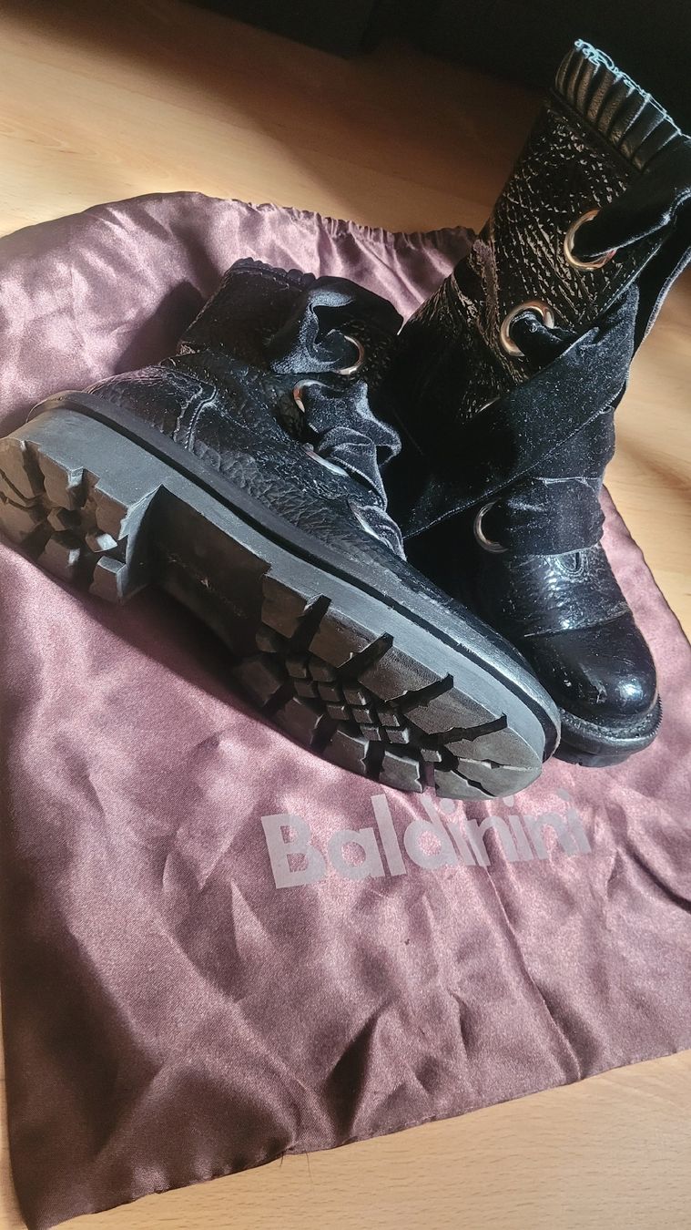 Chaussures femmes: Black boots – D'occasion à Montreux par caf_b5l7 1