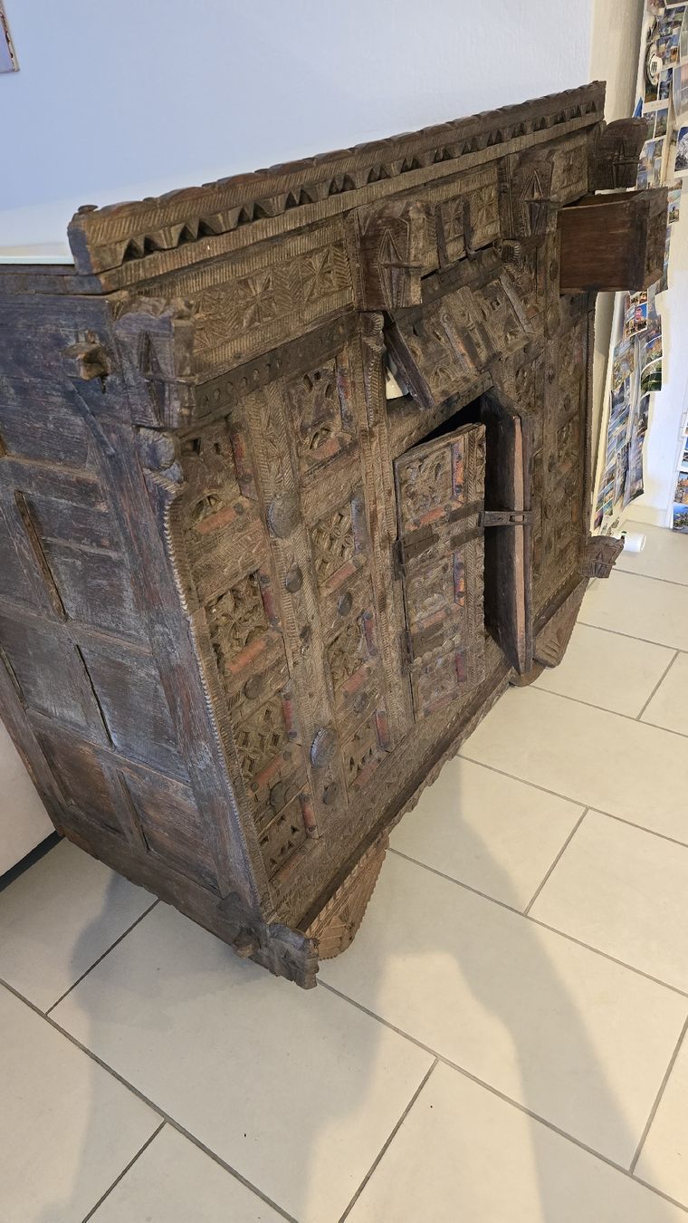 Kommoden: Antiker Schrank mit Elefanten-Schnitzerei – Gebraucht aus Dielsdorf von hallo1 2