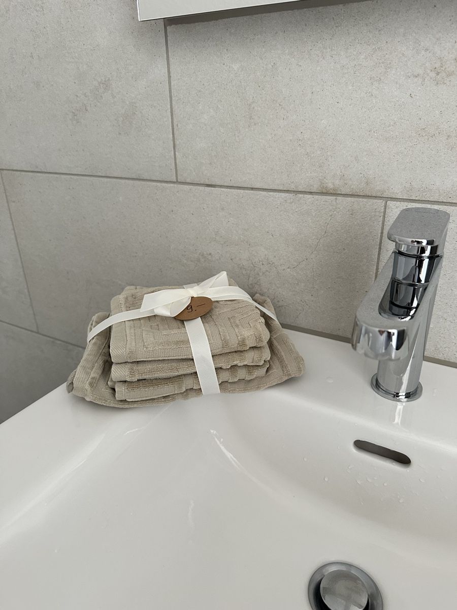 H&M Teli da bagno: Waschlappen & Handtuch – Usato da Küsnacht ZH venduto da adr_669g