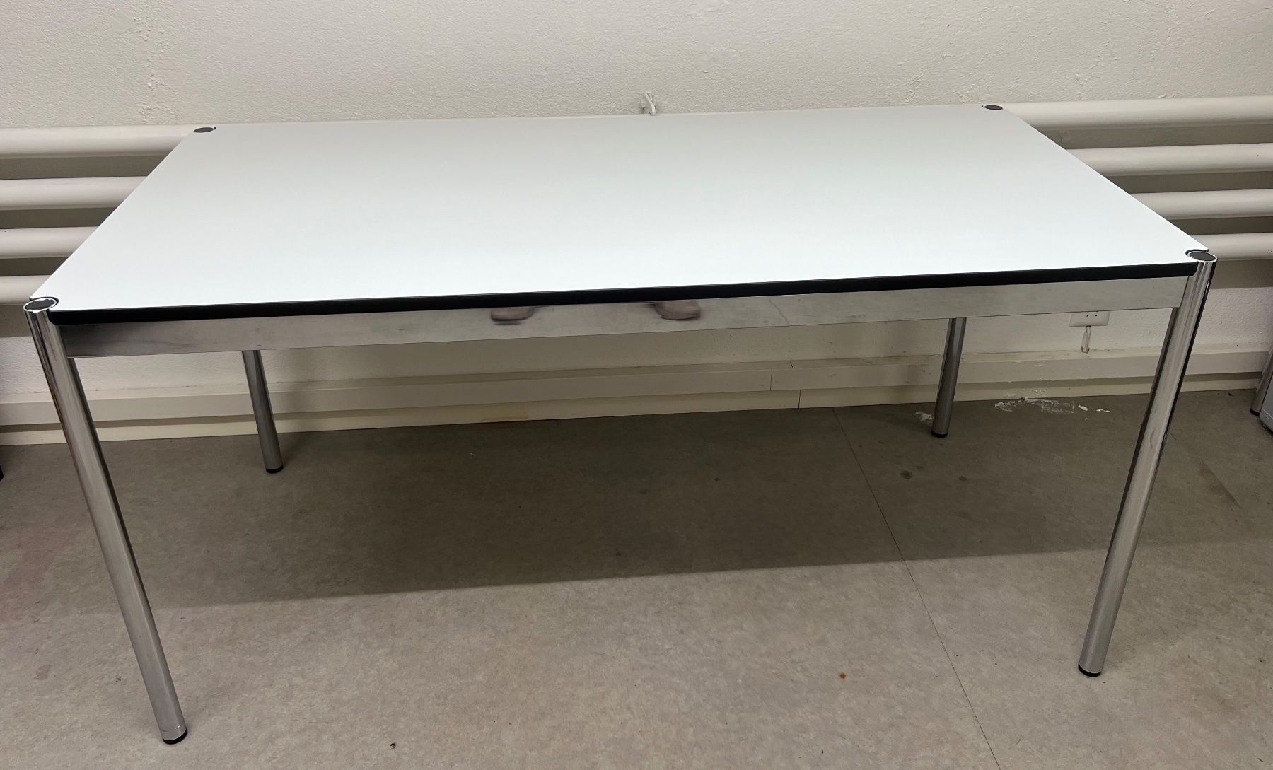 USM Tavoli: USM Schreibtisch 150x75 cm weiss – Usato da Basel venduto da La.Bonne.affaire