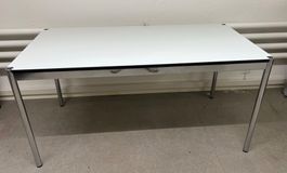 USM Schreibtisch 150x75 cm weiss