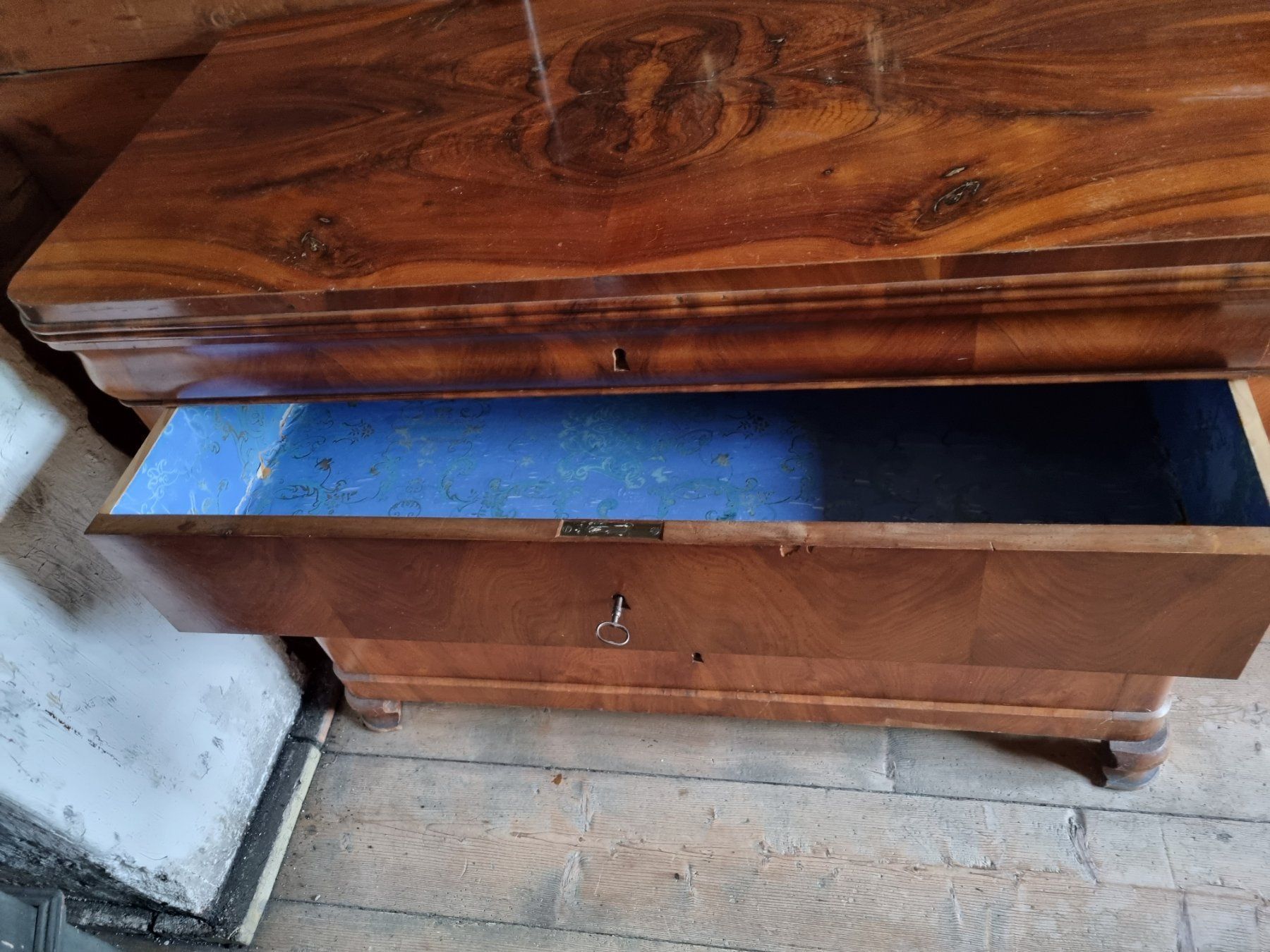 Cassettiere: Wunderbar furnierte alte Kommode – Usato da Herisau venduto da Kereanna 6