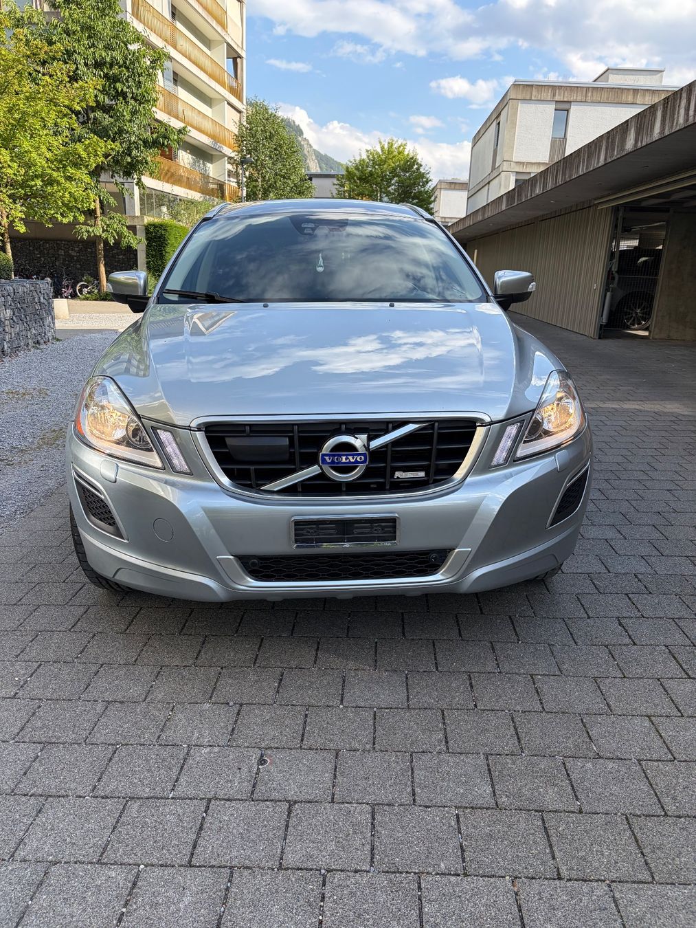 Volvo Automobili: Volvo XC60 R-Design AWD mit AHK Automat! – Usato da Näfels venduto da 8532_