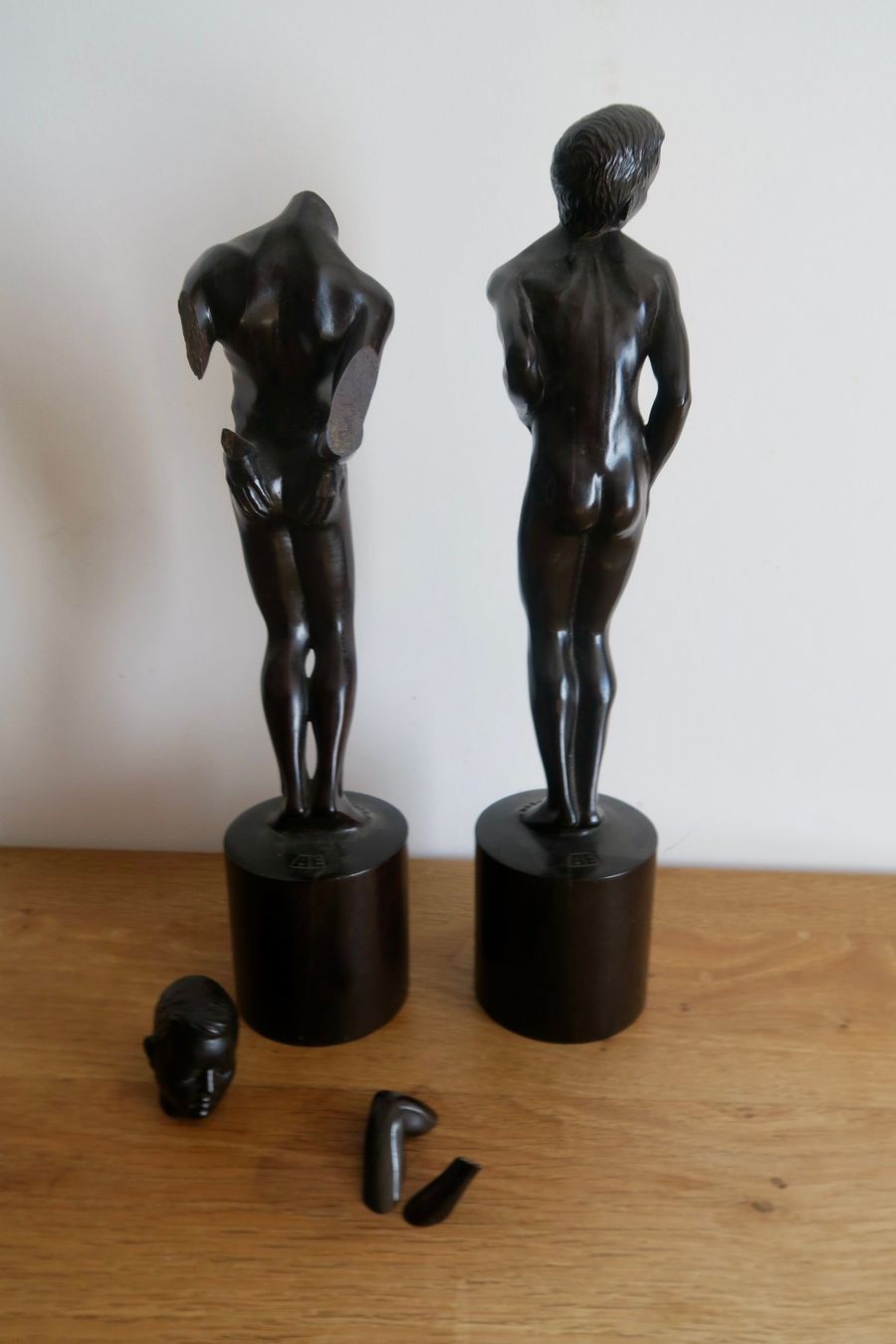 Skulpturen & Statuen: Art Deco monogrammierte Ebenholzfigur – Gebraucht aus Wädenswil von Turusukko 4
